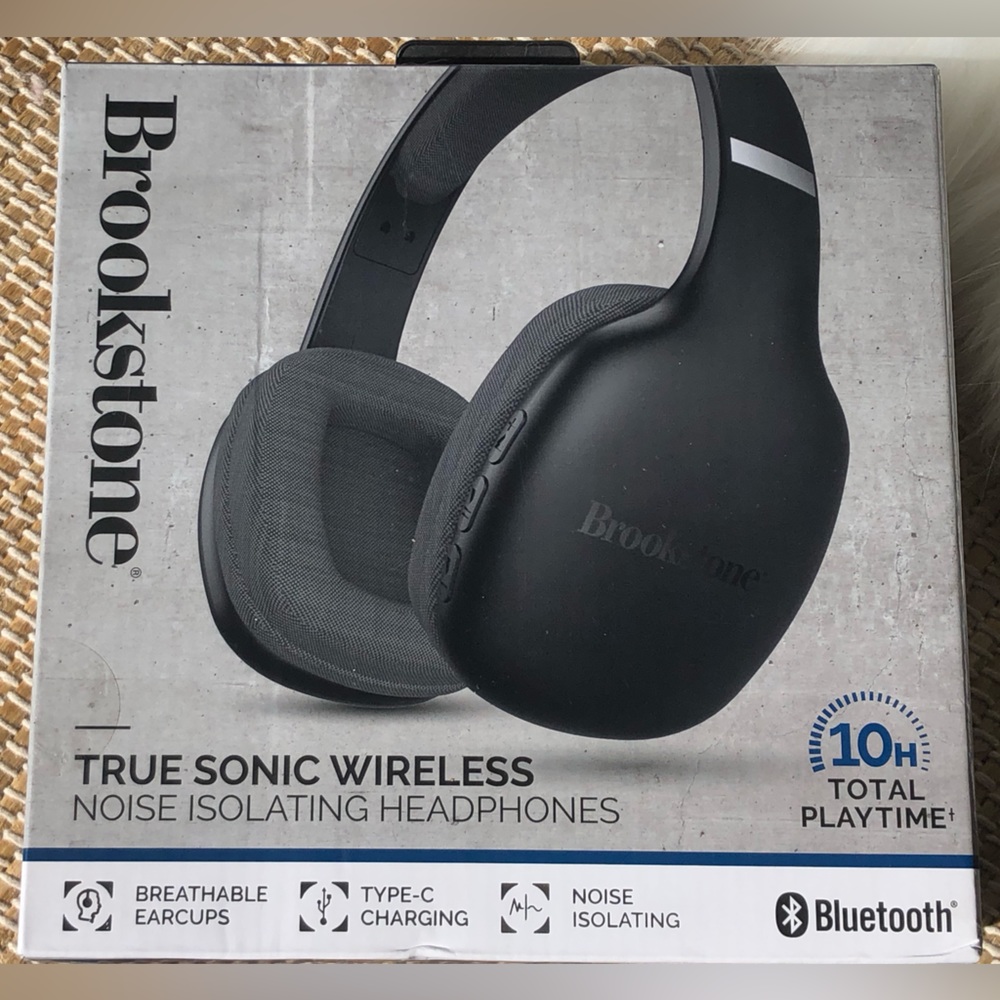 NIB BROOKSTONE black Wireless-noise isolating headphones-usb recharge-10 hr play
